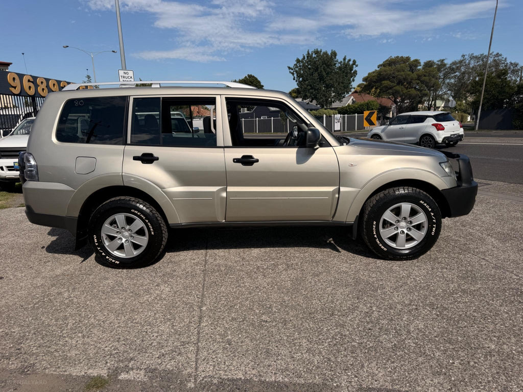 MITSUBISHI PAJERO GLX LWB (4X4) NS