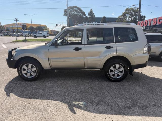 MITSUBISHI PAJERO GLX LWB (4X4) NS